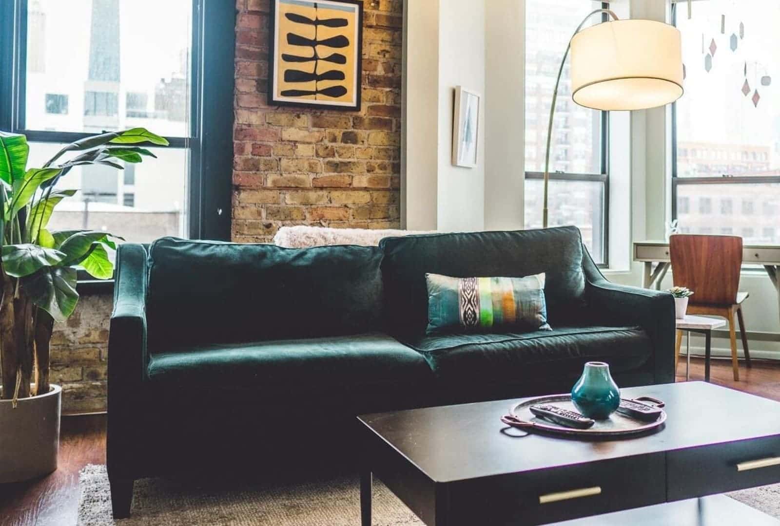 Es combinar el sofá con otros muebles en la sala?