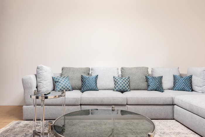 Cómo combinar cojines para un sofá gris oscuro